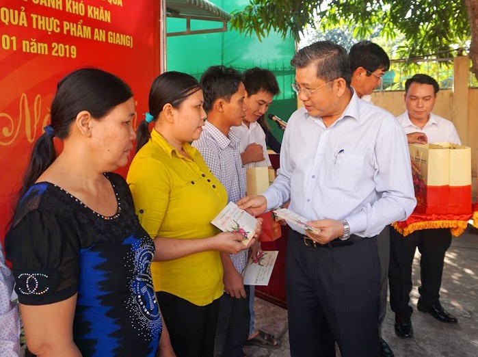 Đồng chí Nguyễn Văn Giàu tặng quà cho đoàn viên, CNLĐ. Ảnh: LT