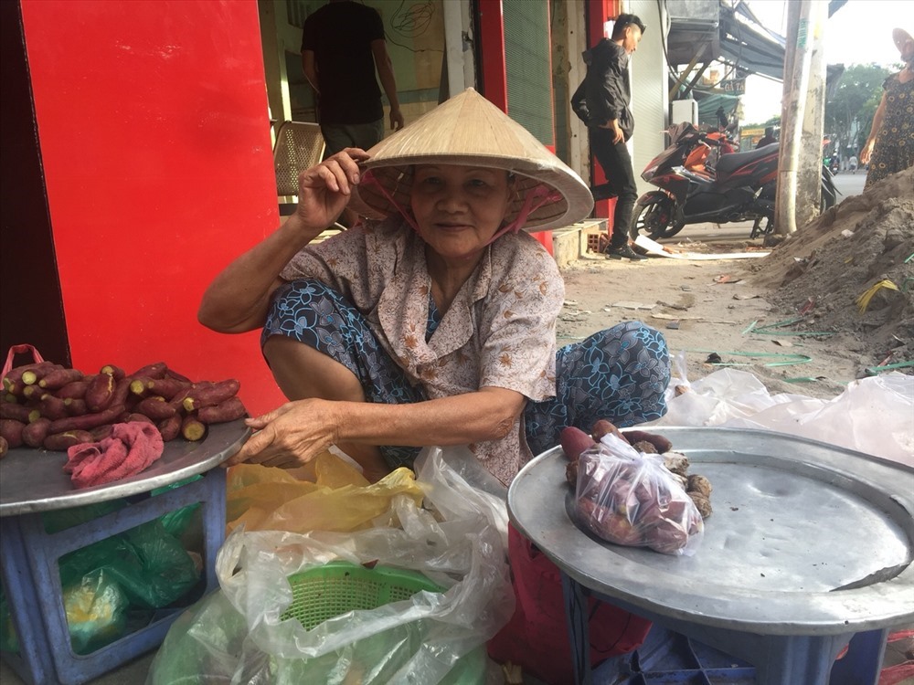 Cụ bà Nguyễn Thị Qúy, hàng ngày vẫn còng đôi lưng gánh khoai lang ra góc đường bán. Những ngày giáp tết này gánh khoai của bà luôn nặng hơn ngày thường.