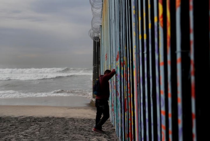 Noe Hernandez, người di cư từ Honduras tuyệt vọng bên bức tường ngăn giữa Tijuana, Mexico với lãnh thổ Mỹ sau một chặng đường dài hy vọng có thể tìm một cuộc sống mới tại “thiên đường” Mỹ.