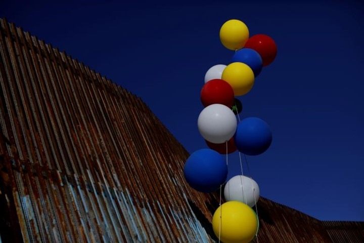 Những chùm bóng bay được nhìn thấy tại hàng rào biên giới giữa Hoa Kỳ và Mexico ở Tijuana, Mexico.