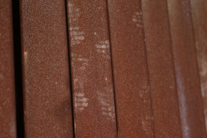 Những dấu tay dính bụi bẩn và bùn được nhìn thấy trên hàng rào biên giới.