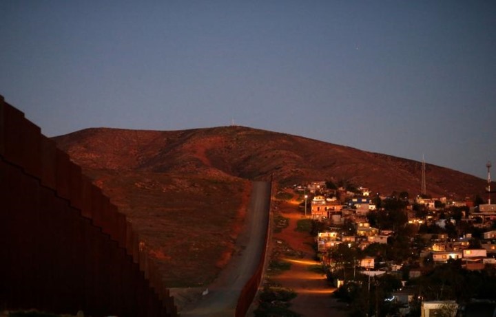Bức tường biên giới phân cách Hạt San Diego California, Mỹ và Tijuana, Mexico.