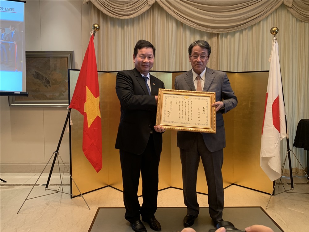 Đại sứ Umeda Kunio trao bằng khen cho ông Trương Gia Bình, Chủ tịch FPT. Ảnh: Vân Anh