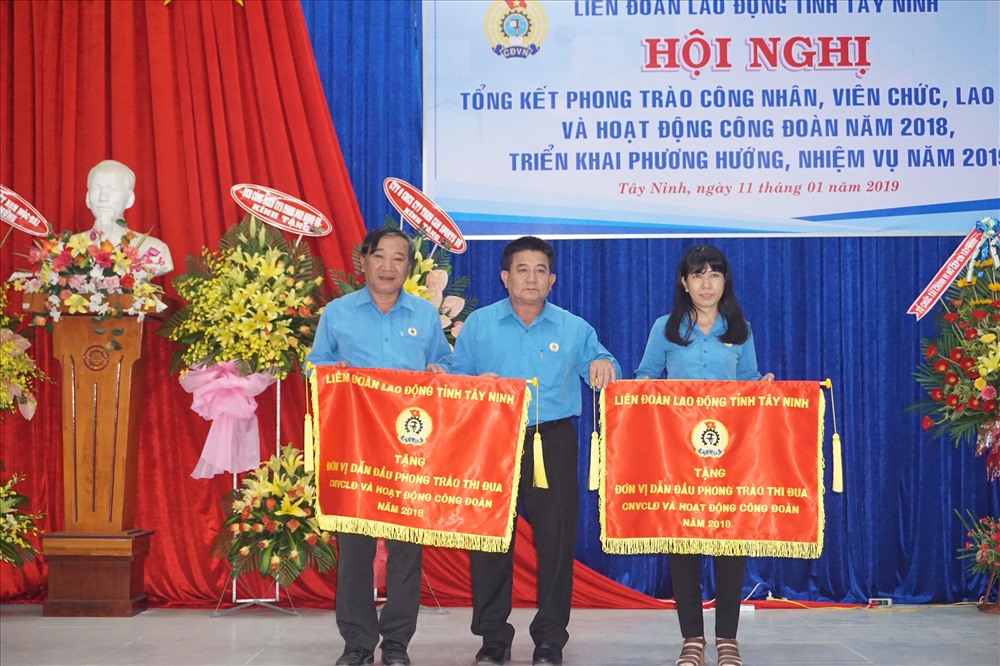 Đồng chí Võ Văn Dũng – Chủ tịch LĐLĐ tỉnh trao Cờ thi đua UBND tỉnh cho đơn vị LĐLĐ huyện Dương Minh Châu.