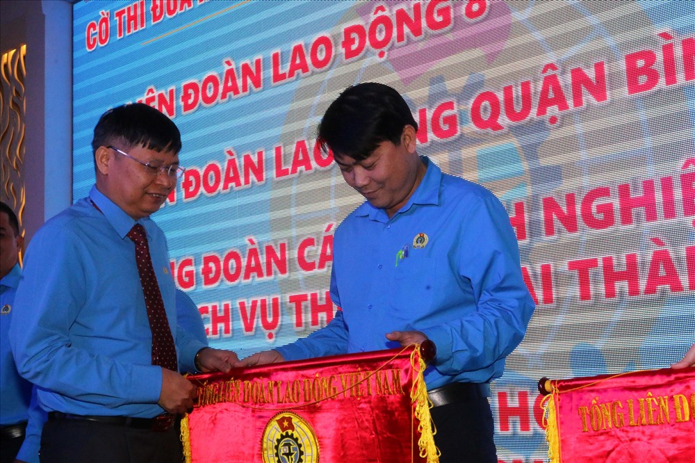 Ông Phan Văn Anh tặng Cờ thi đua xuất sắc Tổng LĐLĐ VN cho các tập thể thuộc LĐLĐ TPHCM