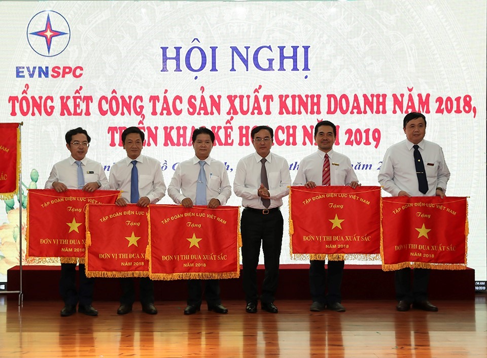 Chủ tịch HĐTV EVN Dương Quang Thành trao Cờ thi đua của Tập đoàn cho các đơn vị đã có thành tích xuất sắc trong năm 2018