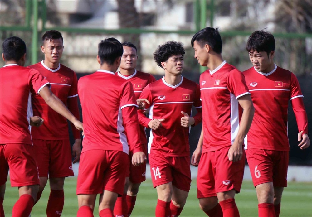 ĐT Việt Nam đang tập luyện khá thoải mái và tự tin trước cuộc đối đầu đội bóng hàng đầu Châu Á là Iran ở lượt trận thứ 2 vòng bảng Asian Cup 2019. Ảnh: VFF