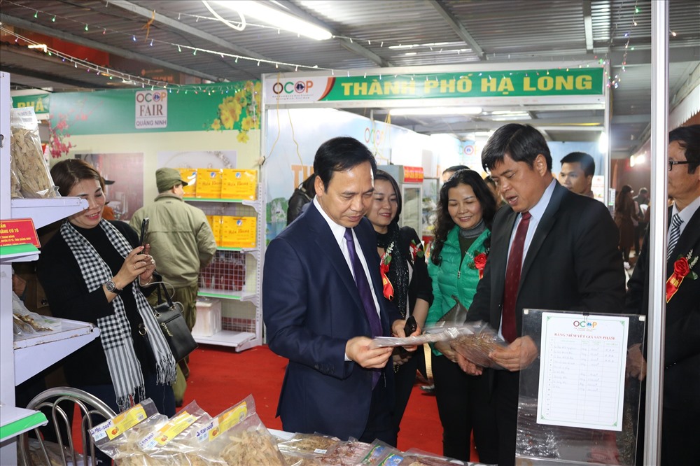 Thứ trưởng Bộ NNPTNT Trần Thanh Nam (phải) và các đại biểu tham quan gian hàng tại hội chợ. Ảnh: Thanh Tân