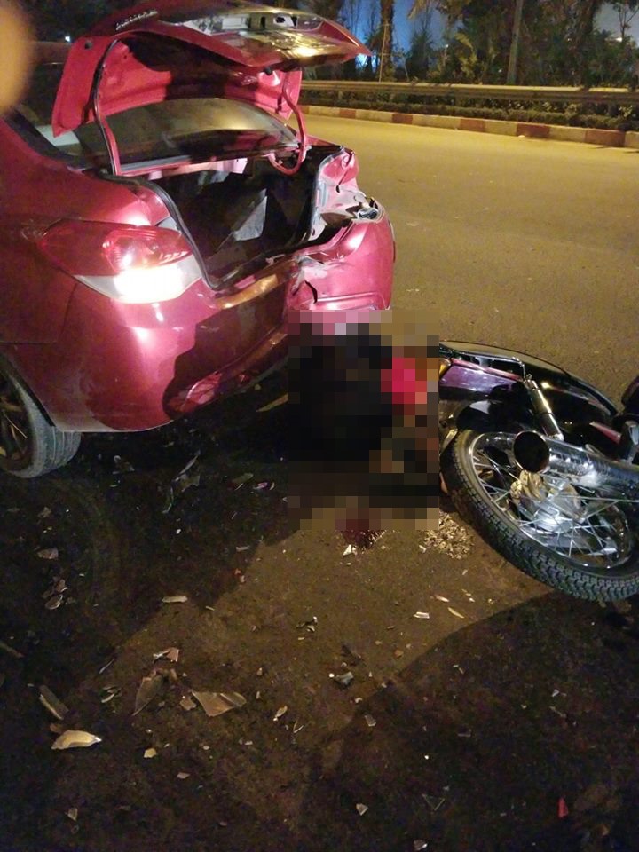 Chiếc ô tô và xe máy hư hỏng nặng sau cú tông mạnh. Ảnh: Vân Trường