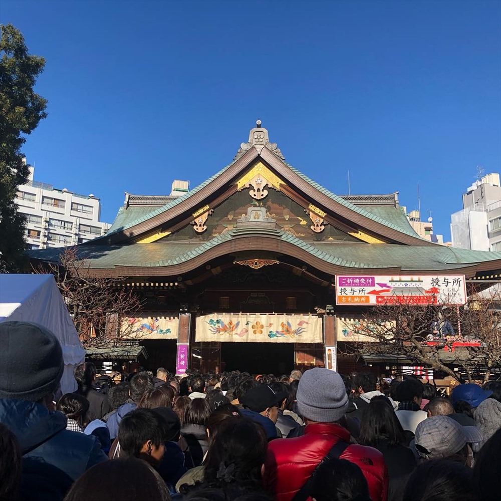 Người dân xếp hàng trước đền Yushima Tenman-gu, Tokyo để cầu nguyện. Ảnh: asakovn