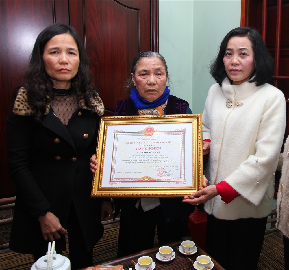 Bà Nguyễn Thị Thanh, Ủy viên Trung ương Đảng, Bí thư Tỉnh ủy Ninh Bình trao bằng khen cho gia đình anh Qúy. Ảnh: NT