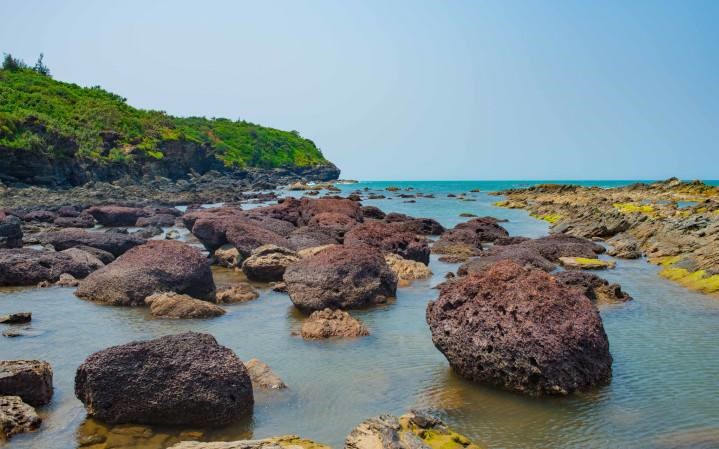 Người dân Tam Hải qua bao đời luôn giữ gìn bãi đã Bàn Thang vì đó là niềm từ hào không gì thay được. Ảnh: Đ.V