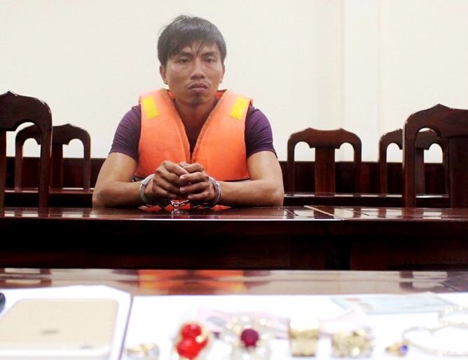 Đối tượng Nguyễn Minh Động và tang vật vụ cướp tại cơ quan điều tra. Ảnh: HQ