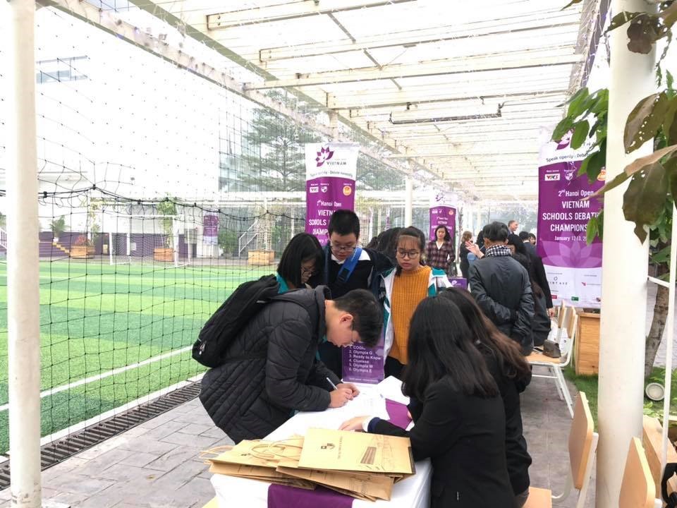 Học sinh của nhiều trường phổ thông trên cả nước đã đế đăng ký, tham dự cuộc thi.