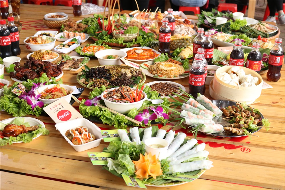 Hàng trăm món ăn đến từ các nước Nhật Bản, Thái Lan, Hàn Quốc, Việt Nam đem đến sự lựa chọn đa dạng cho thực khách. 