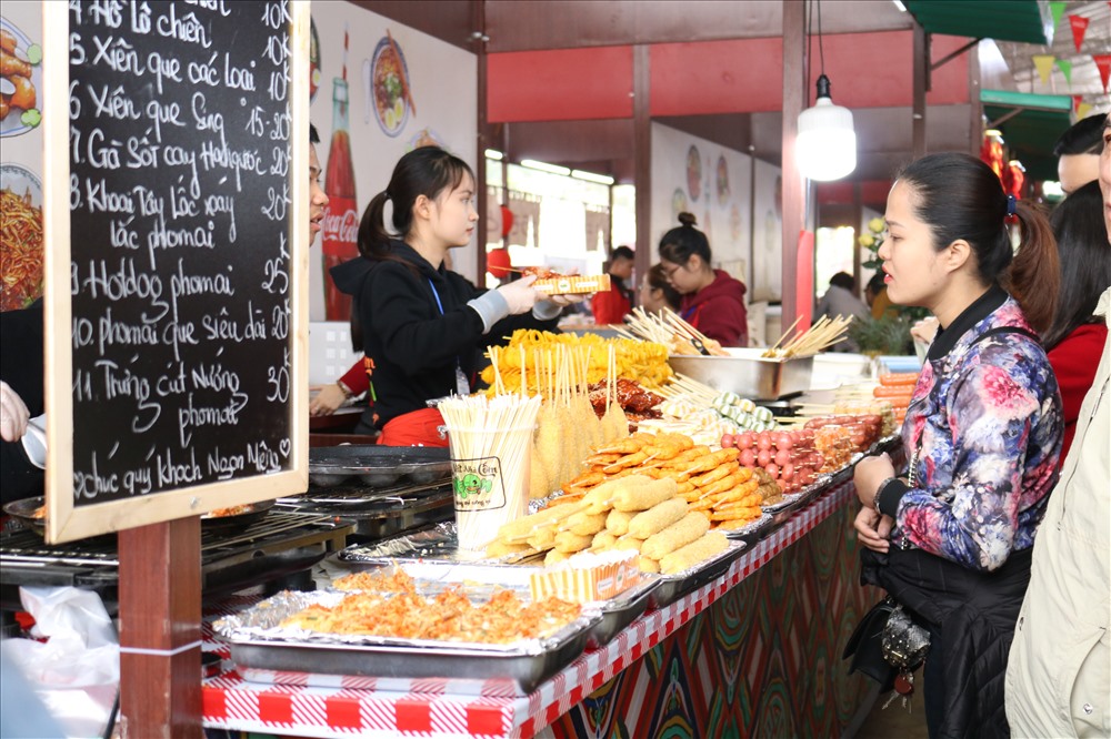 Gian hàng bán đồ ăn Hàn Quốc là điểm dừng chân của các “tín đồ ăn vặt” với giá rẻ bất ngờ, chỉ từ 10.000đ.