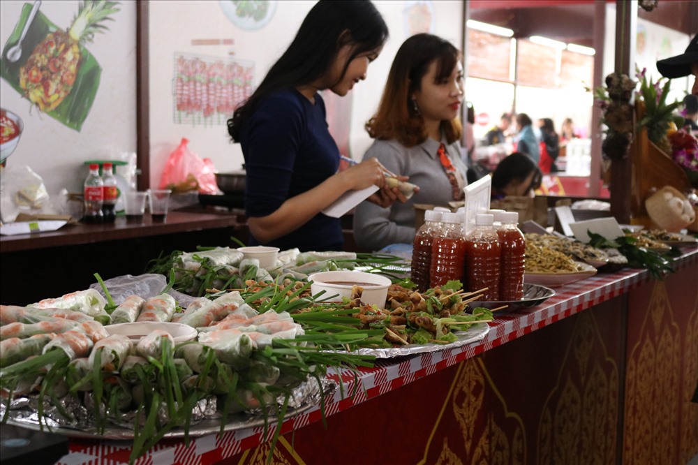 Các món ăn Thái Lan được bày biện hài hòa. Đặc trưng là những món cuốn lạ miệng.
