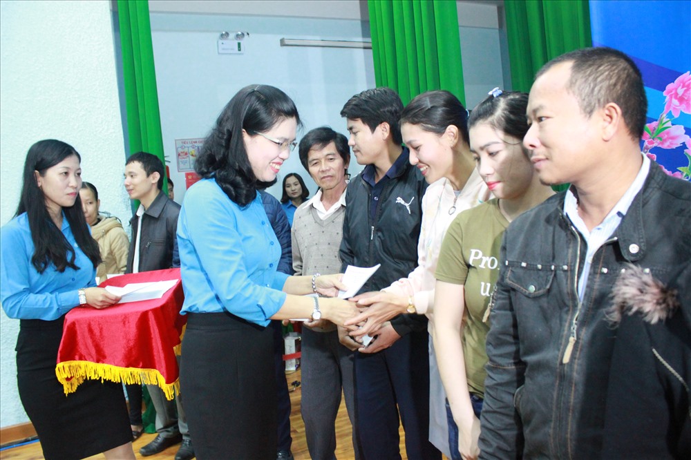 Chủ tịch LĐLĐ Gia Lai - Trần Lệ Nhung - trao quà cho CNLĐ.