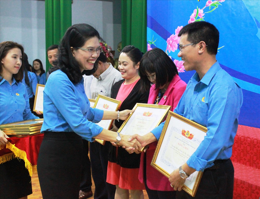 Bà Trần Lệ Nhung trao tặng bằng khen “Doanh nghiệp vì người lao động” cho các đơn vị, doanh nghiệp quan tâm NLĐ. 