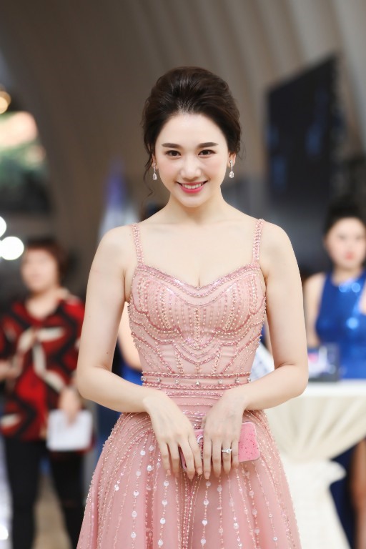 Váy Ngọc Trinh Hari Won diện bị các shop Trung Quốc đạo nhái lộ liễu