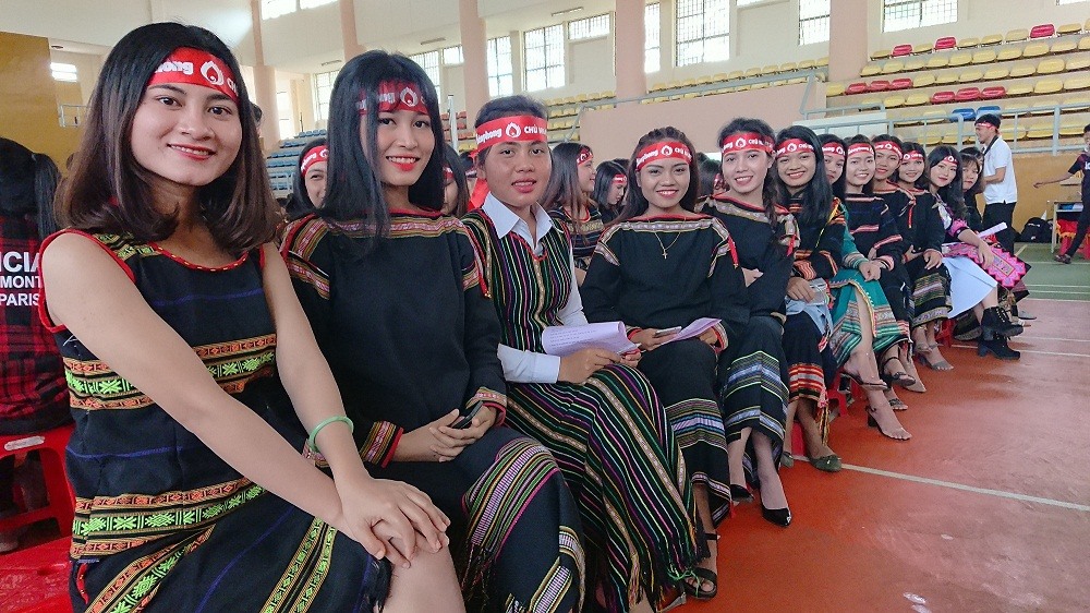 Nhiều thiếu nữ trong trang phục truyền thống háo hứng tham gia hiến máu cứu người.