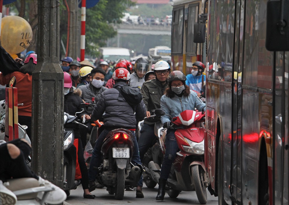 Trên phố Thái Hà, xe máy len lỏi qua những kẽ hở trên đường để di chuyển. Ảnh: Tô Thế