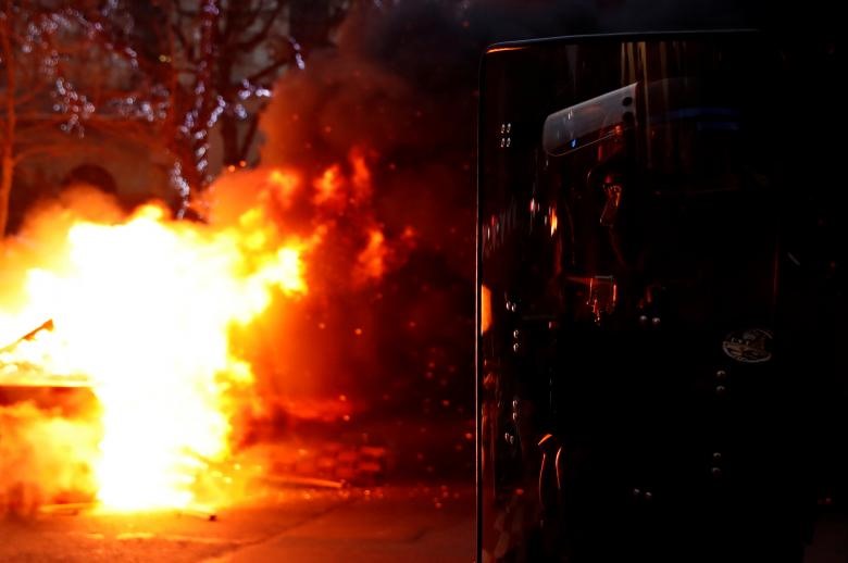 Ngày 5.1, phe “áo gile vàng” Pháp tiếp tục cuộc biểu tình khiến Thủ đô Paris chìm trong khói lửa. Họ trở nên bạo lực và cực đoan hơn trong tuần thứ 8. Ảnh: Reuters.