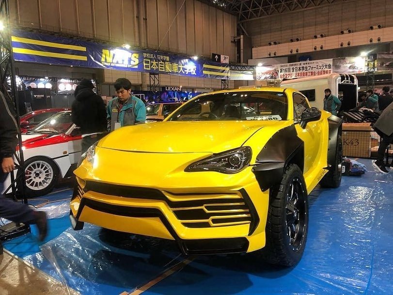 Siêu xe Lamborghini Urus bán tải được trưng bày trong triển lãm Tokyo Auto Salon 2019.
