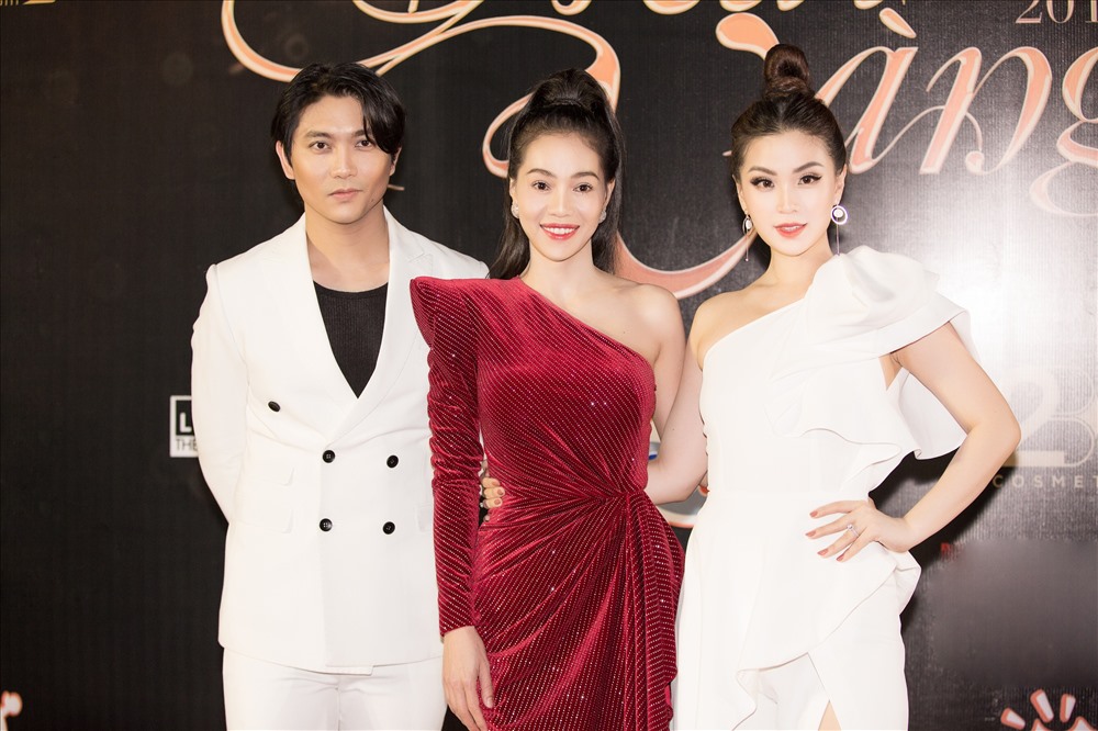Bà trùm Hoa hậu Phạm Kim Dung (váy đỏ) với nhan sắc rực rỡ không hề kém cạnh dàn hậu.