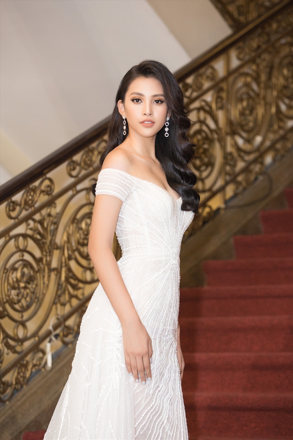 Hoa hậu Tiểu Vy thu hút mọi với đầm dạ hội lấp lánh.