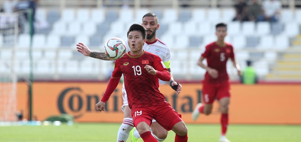 Quang Hải (số 19) cũng đã có cơ hội ghi bàn trong trận gặp Iran. Ảnh: AFC.