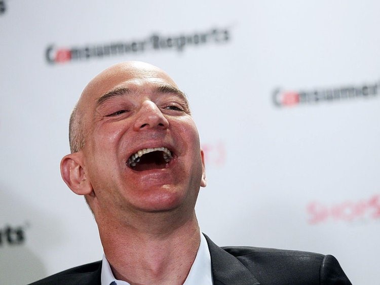 Sau khi Jeff Bezos và MacKenzie làm cùng công ty, mỗi ngày MacKenzie đều nghe được tiếng cười của Jeff từ phòng làm việc. “Cả ngày tôi đã nghe tiếng cười tuyệt vời đó“, cô nói với tạp chí Vogue. “Làm thế nào bạn có thể không yêu tiếng cười đó?“. Ảnh: Getty