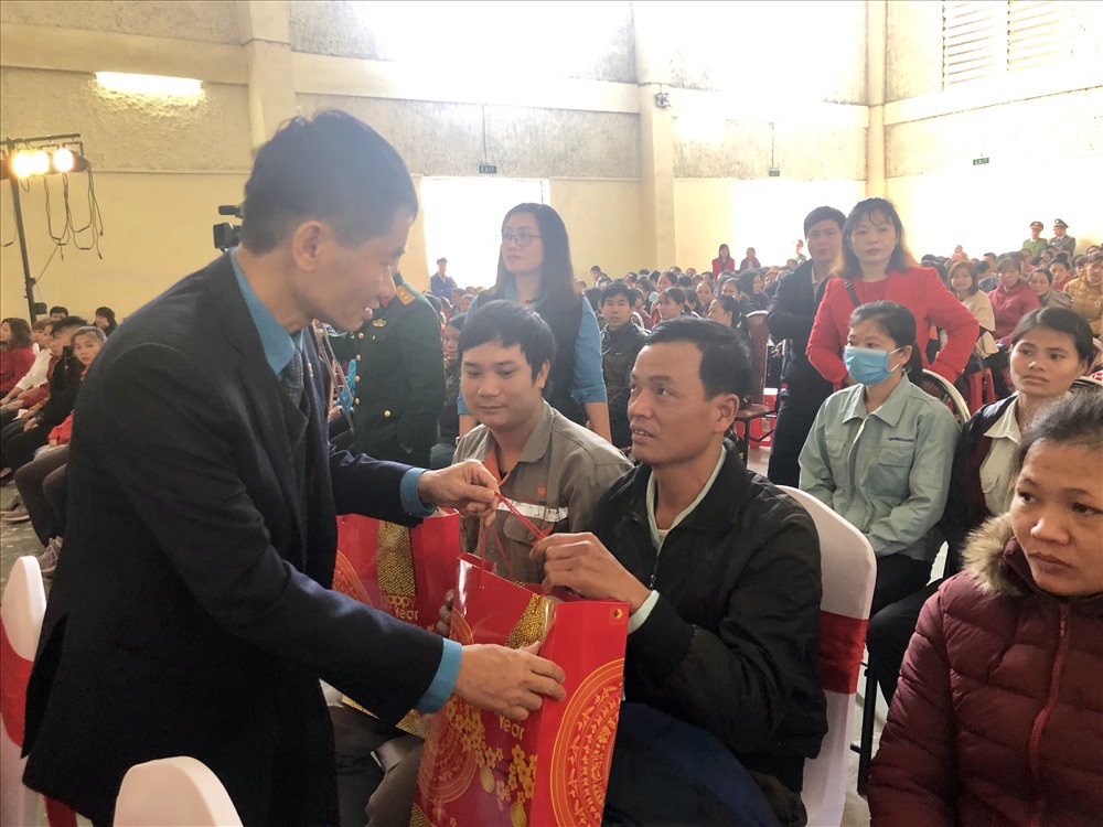 Phó Chủ tịch Tổng LĐLĐVN Trần Văn Thuật tặng quà   Tết Sum vầy cho công nhân.