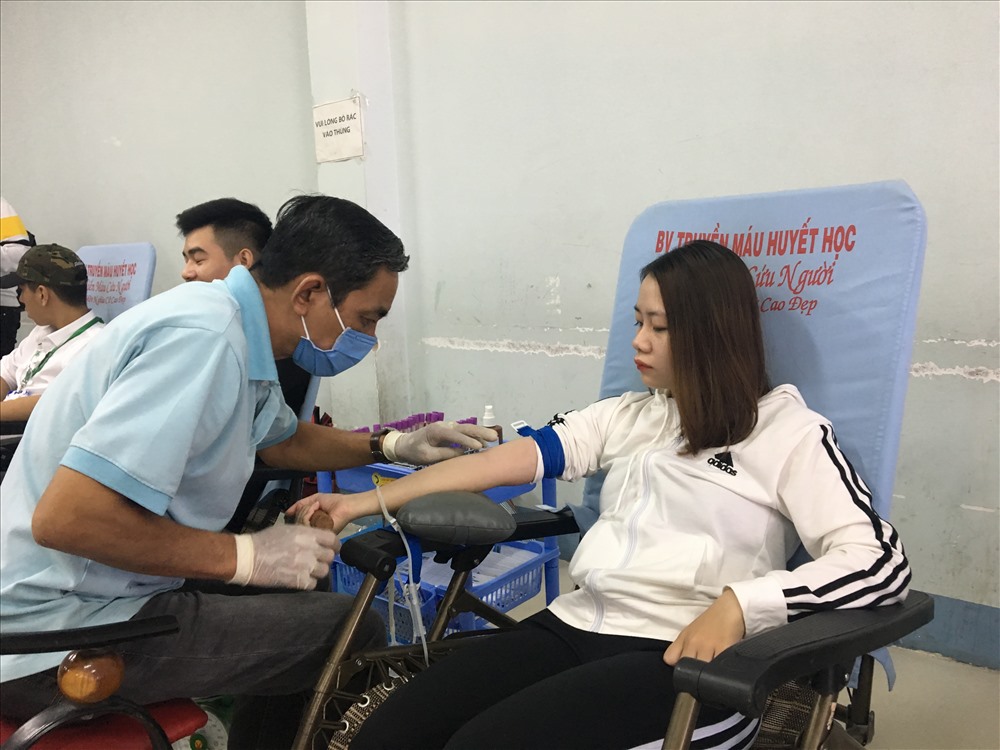 Sinh viên trường ĐH Văn Hiến tham gia hiến máu