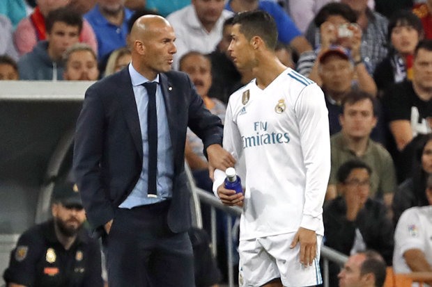 Zidane và Ronaldo ra đi khiến Real Madrid lao dốc không phanh. Ảnh Daily Star