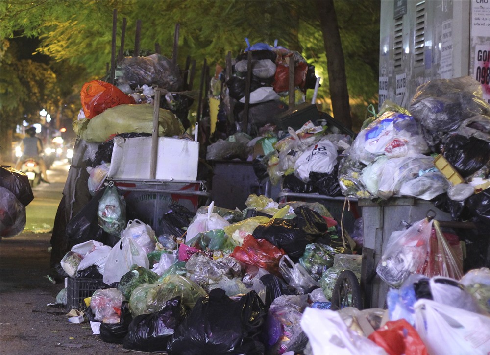 Rác thải sinh hoạt tồn đọng tại khu vực nội thành những ngày qua do bãi rác Nam Sơn bị chặn lại. Ảnh Trần Vương