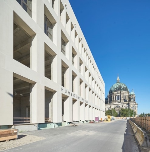Humboldt, Berlin, Đức là phần hiện đại được xây lại một phần của Cung điện Berlin sẽ được hoàn thành vào cuối năm nay.