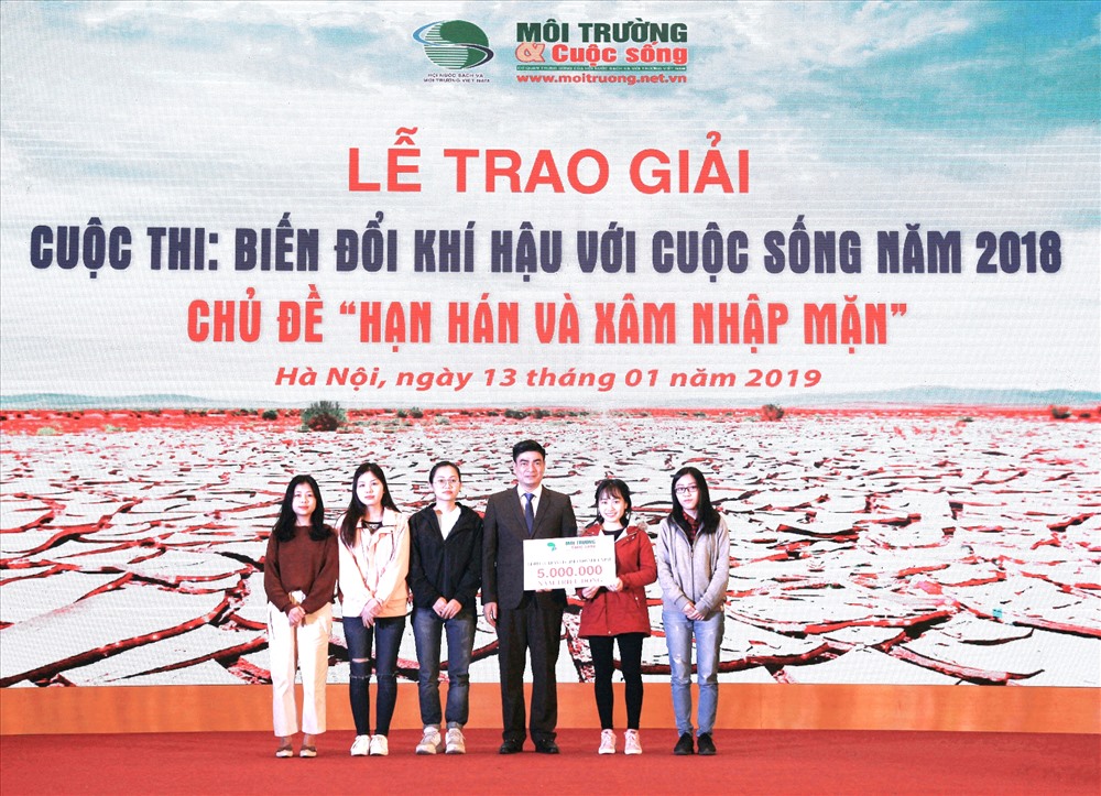 Ông Nguyễn Hùng Thắng – Tổng thư ký tòa soạn, Tạp chí Môi trường và Cuộc sống trao giải tác phẩm được đọc nhiều nhất và giải thưởng clip được xem nhiều nhất.
