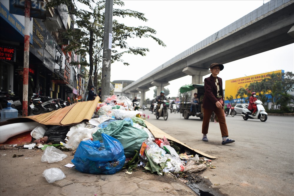 Từ ngày 11/1, rác thải sinh hoạt ở nhiều quận nội thành Hà Nội không có xe thu gom chở đi như mọi ngày, chỉ được công nhân môi trường thu gom lại thành đống trên đường, trong bãi hoặc chất trên xe gom rác.