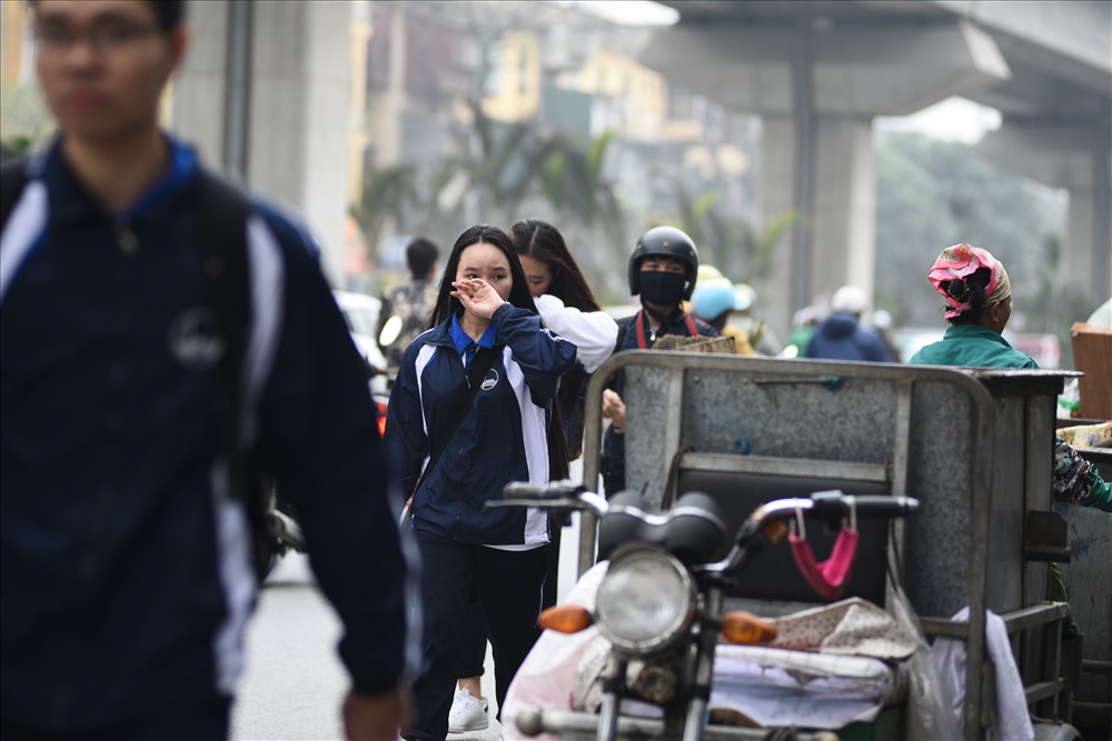 Một nơi tập kết rác trên đường Nguyễn Trãi (Thanh Xuân) có hàng chục xe chất cao nối đuôi nhau. Rác cao quá đầu người lớn. 