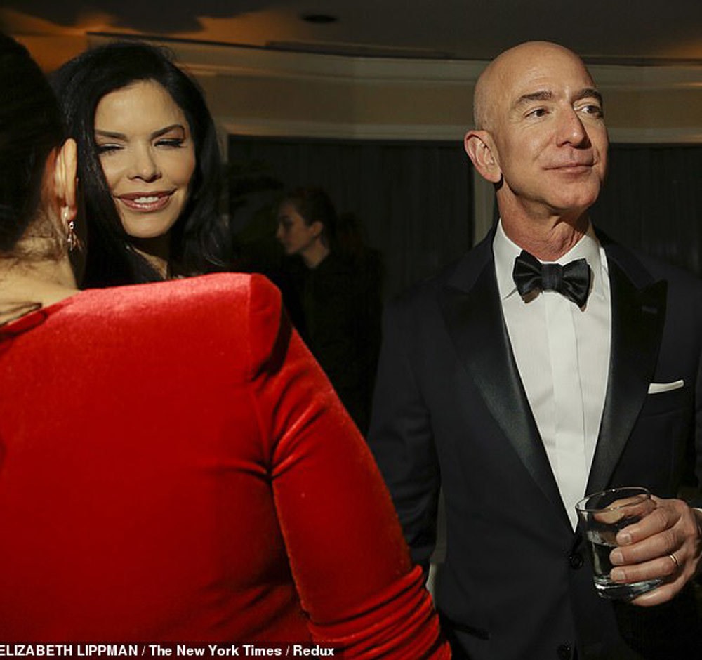 Tỉ phú Amazon Jeff Bezos và Sanchez, người được cho là nhân tình của ông. Ảnh: New York Times
