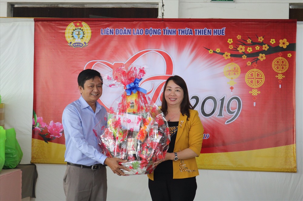 Bà Nguyễn Thị Ái Vân - Phó Chủ tịch HĐND tỉnh trao quà cho NLĐ. Ảnh: MN.