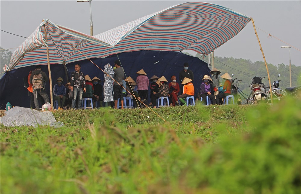 hơn 40 người dân xã Nam Sơn, huyện Sóc Sơn, Hà Nội vẫn tập trung chặn tại đường vào Khu xử lý chất thải Nam Sơn, không cho xe chở rác vào.Bước sang ngày thứ 4, trời mưa phùn và rét, người dân vẫn thay phiên nhau túc trực.