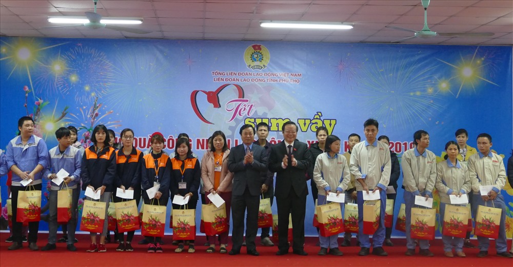Phó Chủ tịch Quốc hội Phùng Quốc Hiển (phải) và Phó Bí thư Thường trực Tỉnh uỷ Phú Thọ Bùi Văn Quang trao quà Tết cho công nhân.