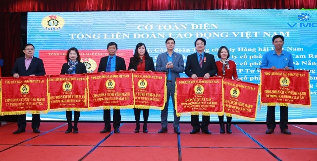 Phó Chủ tịch Tổng LĐLĐVN Ngọ Duy Hiểu trao tặng Cờ của Tổng LĐLĐVN cho các tập thể. Ảnh: Hải Nguyễn