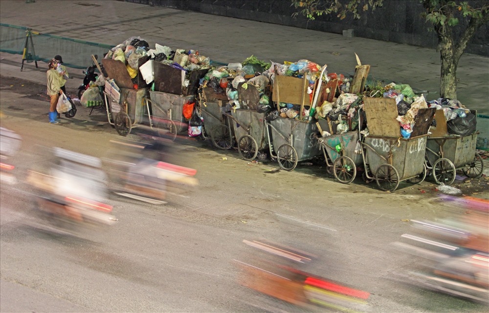 Nhiều khu vực rác vẫn chất thành hàng dài dọc các con đường. Số lượng rác này sẽ sớm được xử lý.