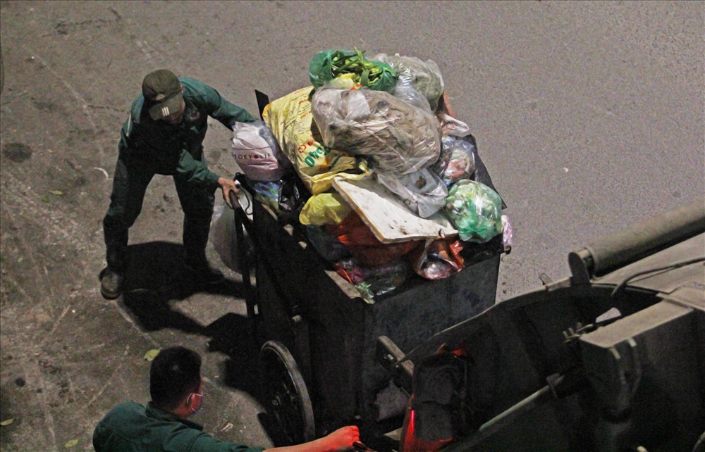 Lượng rác ở nội đô đã quá tải sau gần 4 ngày xe rác bị người dân chặn, không cho vào khu xử lý.