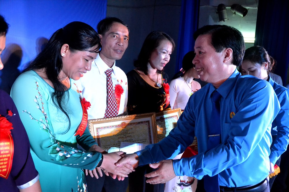 Chủ tịch LĐLĐ Kiên Giang Trần Thanh Việt tặng Bằng khen cho CNLĐ có công trình sáng tạo năm 2018. Ảnh: Lục Tùng