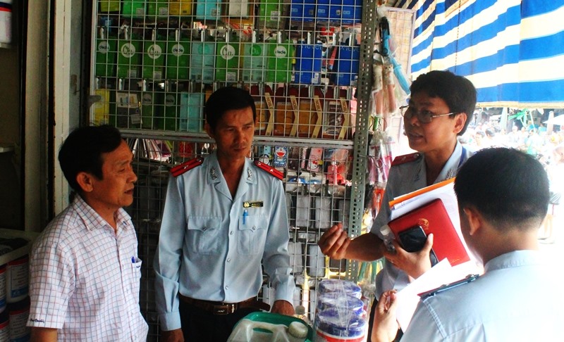 Đoàn kiểm tra kinh doanh phụ gia thực phẩm tại chợ Kim Biên