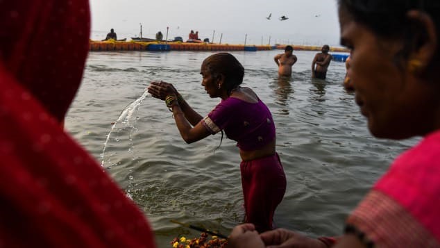 Một tín đồ Ấn Độ ngâm mình trên bờ sông Triveni Sangam, ngã ba sông Hằng, Yamuna và sông Saraswati huyền thoại.